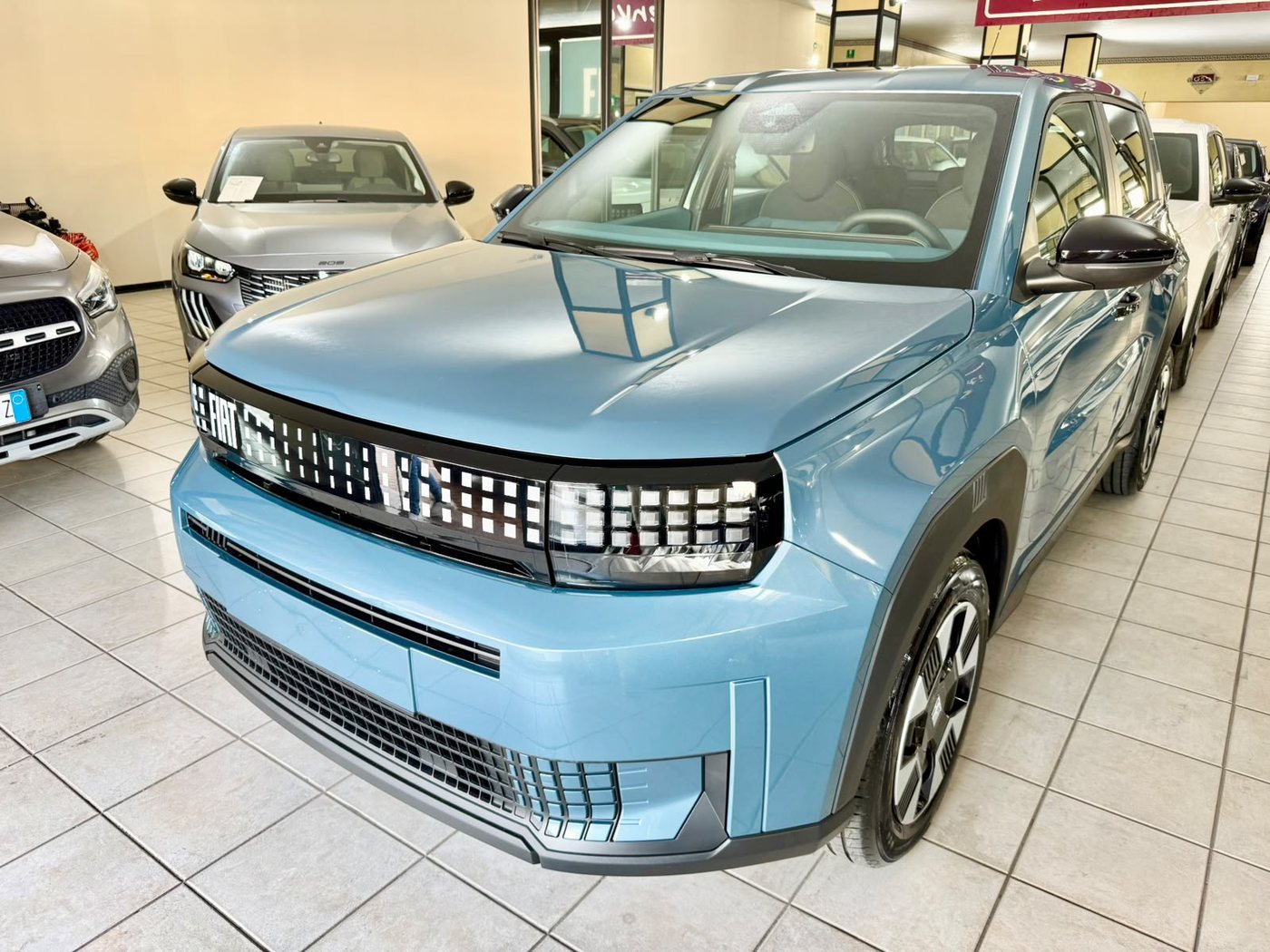 Automobile nuova in esposizione nello showroom a Vibo Valentia